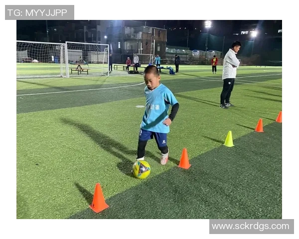 足球球星刻苦加练彰显拼搏精神激励年轻一代奋勇追梦