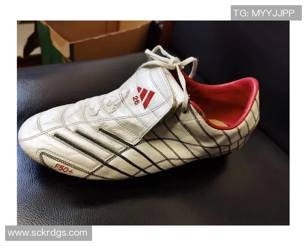 足球球星日常休闲鞋选择揭秘 穿搭风格与舒适度的完美平衡